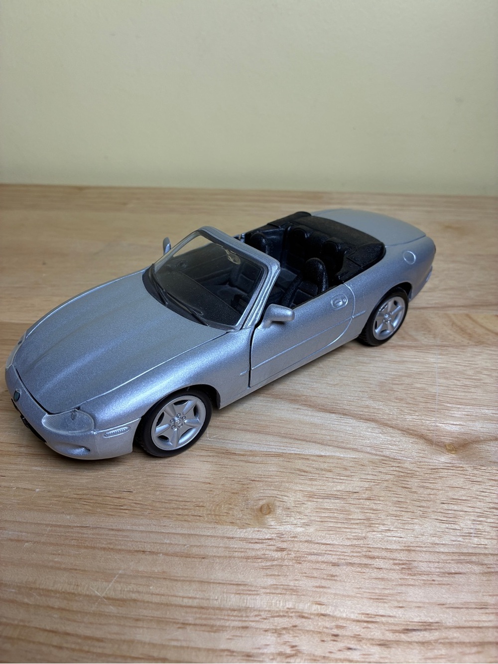 Maisto Jaguar Car Special Edition 1:24 Scale Die Cast Silver XK6